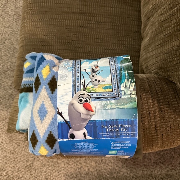 Disney Other Disney Frozen Nosew Fleece Throw Kit Olaf Poshmark